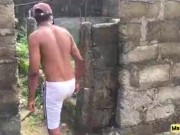 Maman en ébène et se fait prendre en plein air par le copain de sa fille