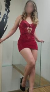 SOFÍA FIESTERA COMPLACIENTE