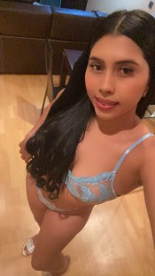 LATINA COMPLACIENTE CACHONDA COME POLLAS