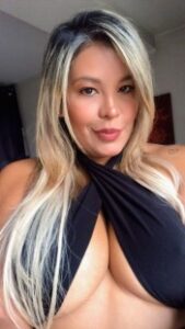 HERMOSA RUBIA MUY CACHONDA