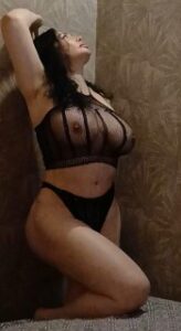 MILF DE TETAS MUY GRANDES CON GANAS DE PLACER