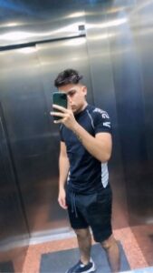 BRUNO JOVEN ELEGANTE EN CENTRO DE GRANADA