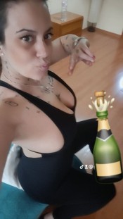 SEVILLANA IMPLICADA, FIESTERA SIN PRISAS