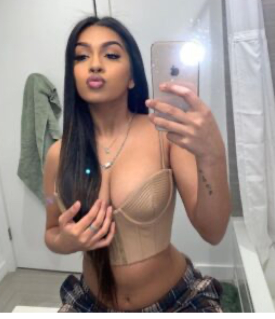 Hola, Soy brendi una hermosa chica, de curvas de infartos, labios carnosos y un estar de los dioses, un verdadero elixir para la necesidad que recorre tu cuerpo, déjate atrapar entre mis paredes, déjate seducir por mi mirada cargada de picardía y sensualidad, sabes lo que quieres y me encanta darte lo que deseas.